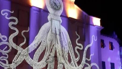 Marciana Marina di sera, è uno spettacolo il gioco di luci sui palazzi