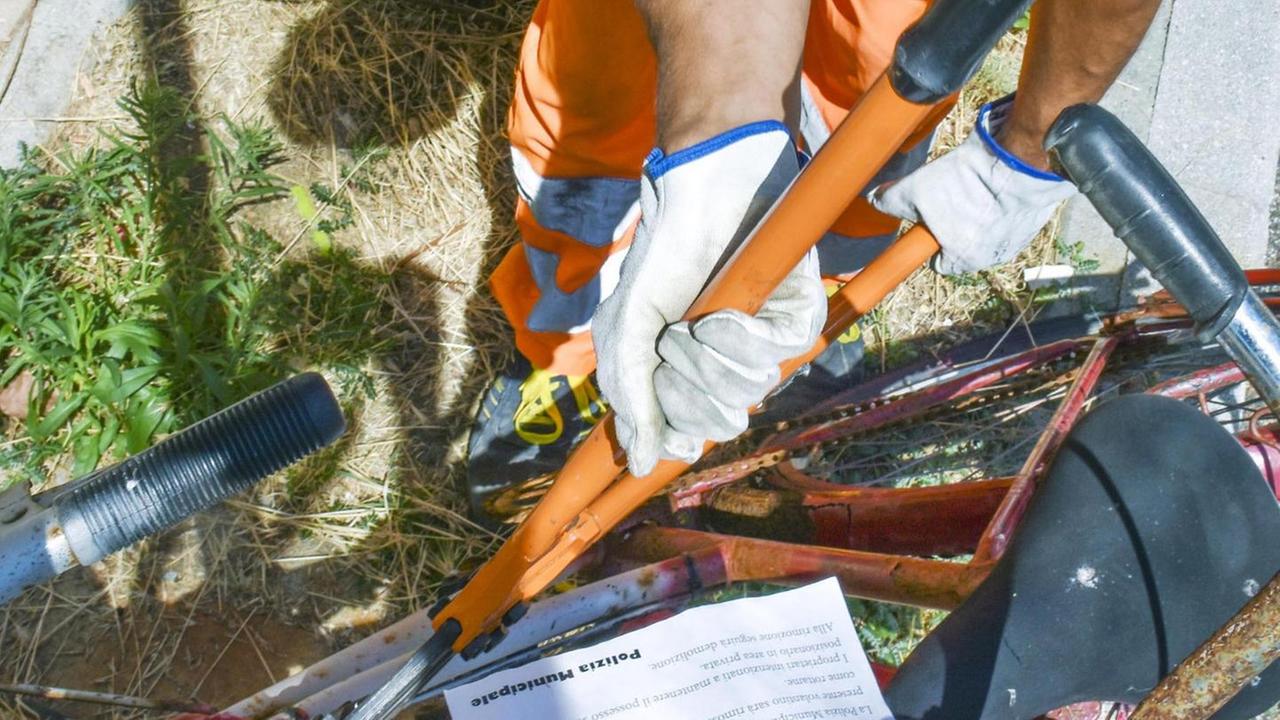 Altre 31 bici rimosse dalla Polizia municipale Sono 144 da inizio anno