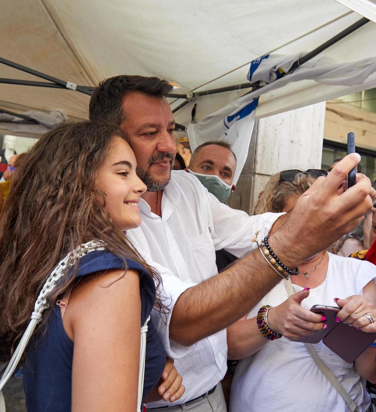 In centinaia accalcati davanti al gazebo
