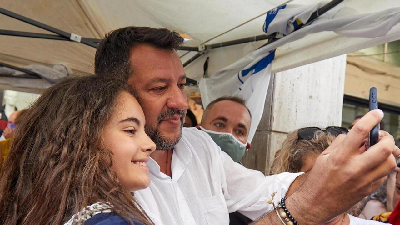 In centinaia accalcati davanti al gazebo