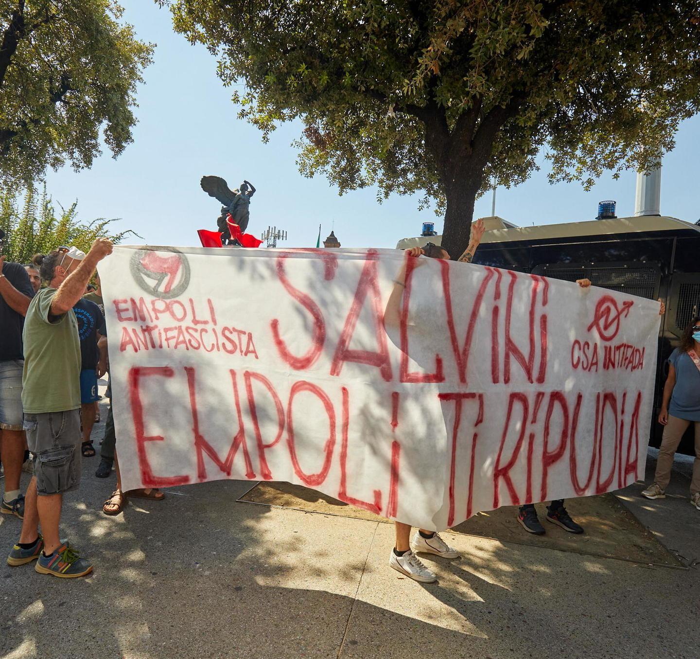 Cori, fumogeni e striscione per opporsi al leader leghista