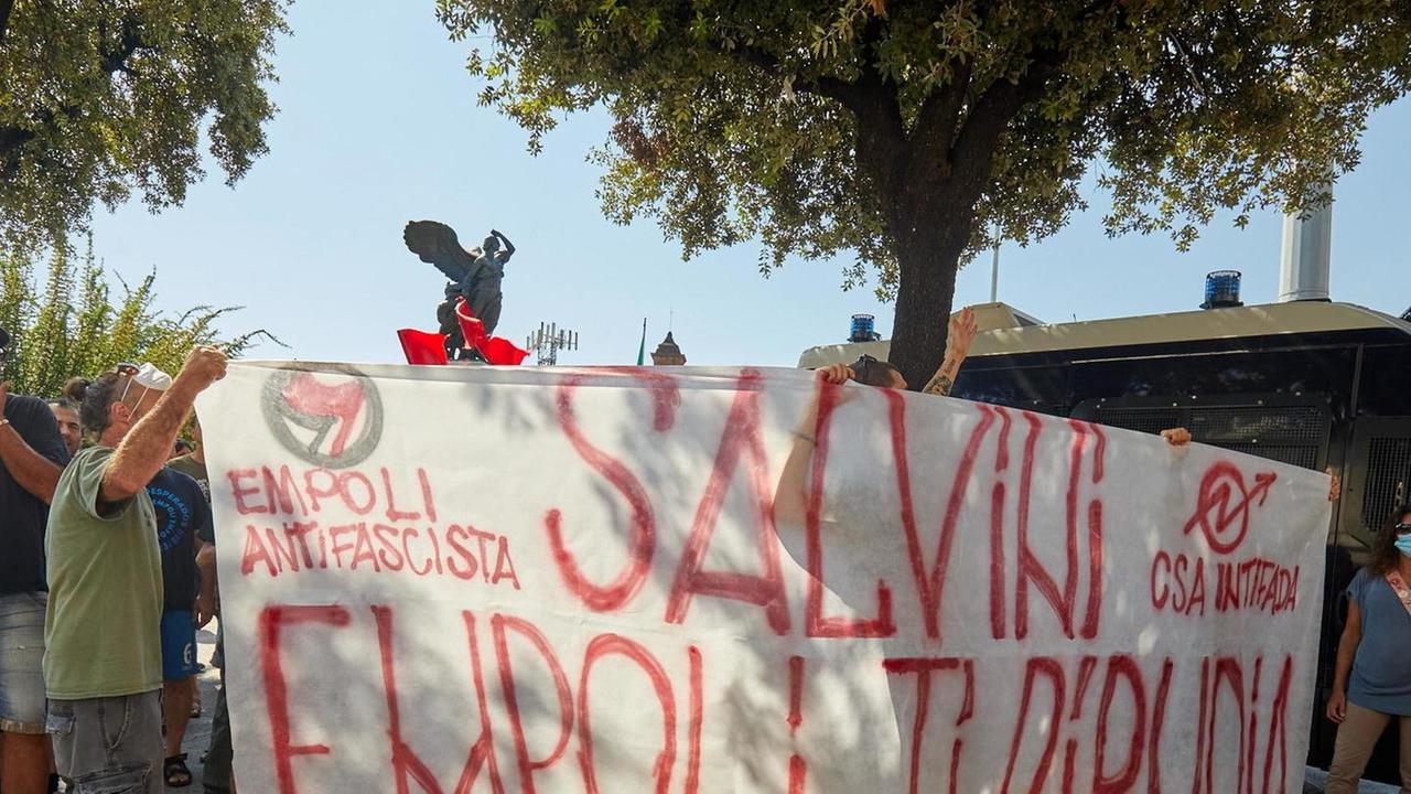 Cori, fumogeni e striscione per opporsi al leader leghista