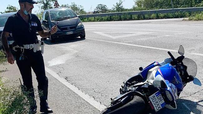 Scontro tra auto e moto