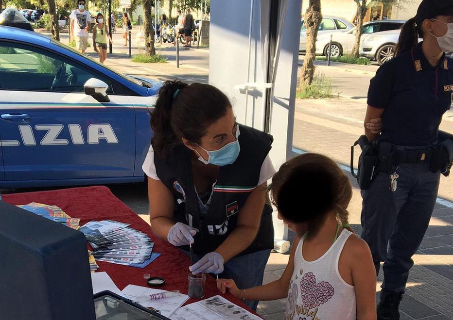 Polizia e Croce Rossa sotto gli ombrelloni C’era anche la scientifica
