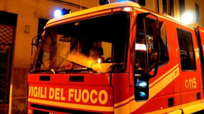 Montese, rogo nella notte: in fiamme due auto