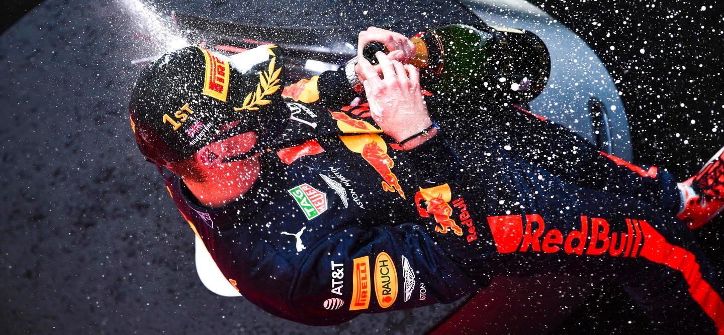 Max Verstappen, 23 anni, alle prese con la bottiglia di champagne sul podio più alto del Gp di Silverstone, in Inghilterra