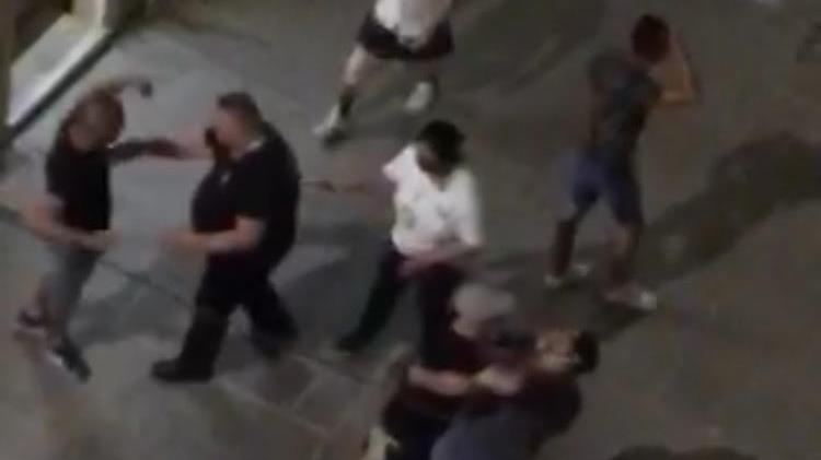 Litiga col collega e lo ferisce con un coltellino