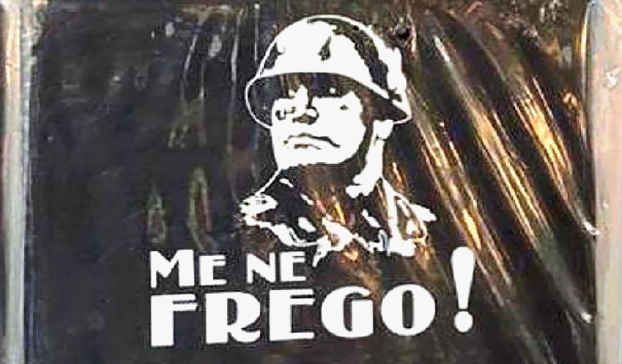 Magliette di Mussolini esposte nel negozio 