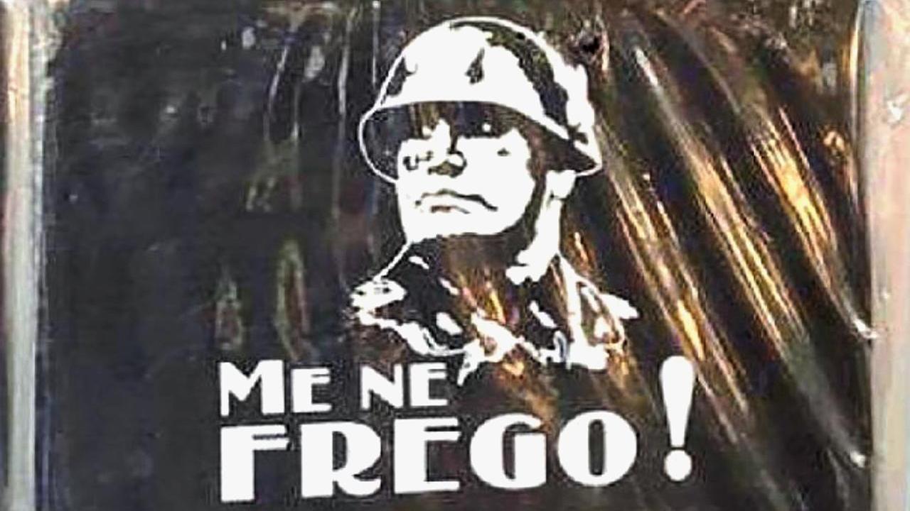 Magliette di Mussolini esposte nel negozio