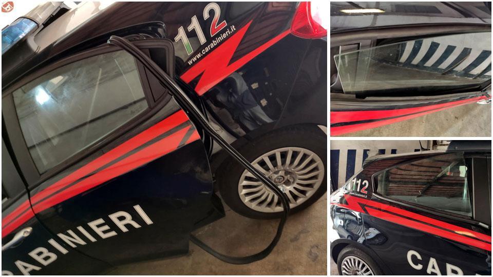 Guarnizioni strappate, segni sulla carrozzeria e un vetro spaccato: è il bilancio dell’assalto da parte del 25enne all’auto dei carabinieri