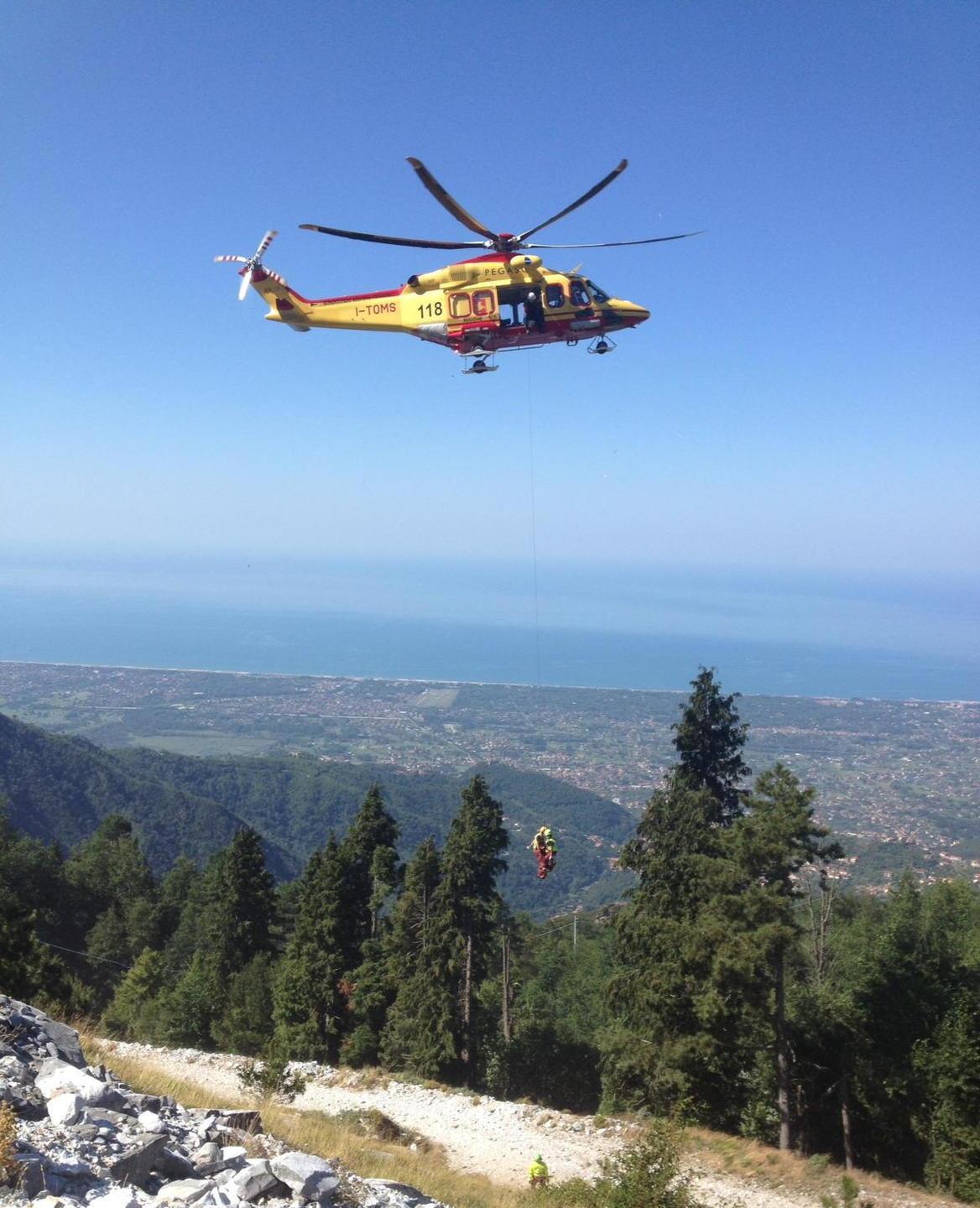 Si sente male in montagna e muore a 79 anni per infarto 