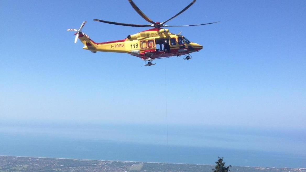 Si sente male in montagna e muore a 79 anni per infarto