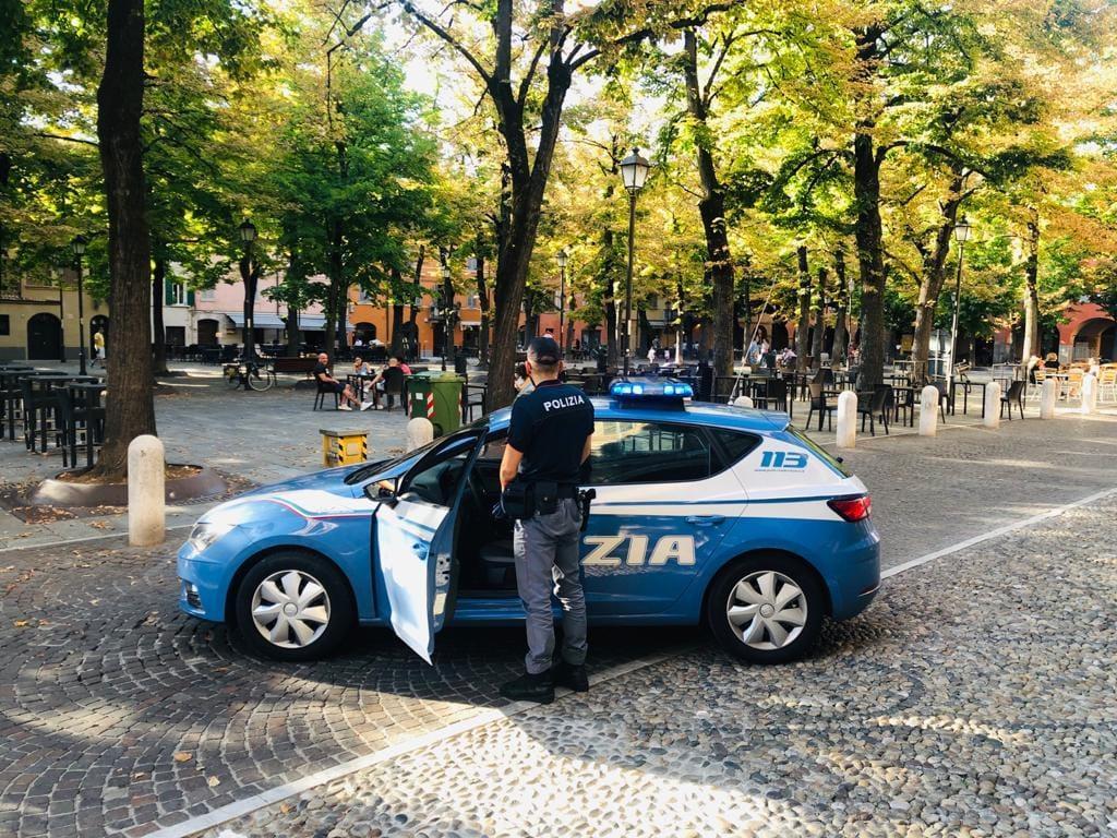 Reggio Emilia, non porta la mascherina durante la movida: scatta la multa