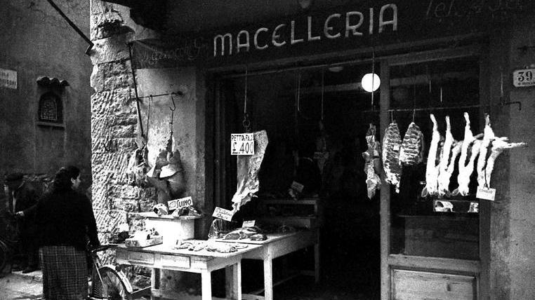 La foto della macelleria Mazzocchi dell’Archivio Ranfagni che sarà in regalo domani, mercoledì 12, col Tirreno