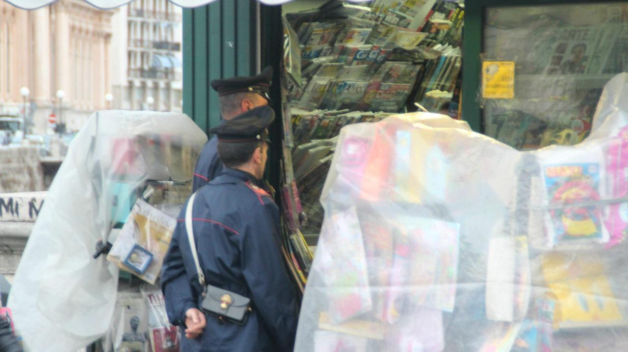 Carabinieri all'edicola di piazza Cavour (foto d'archivio)