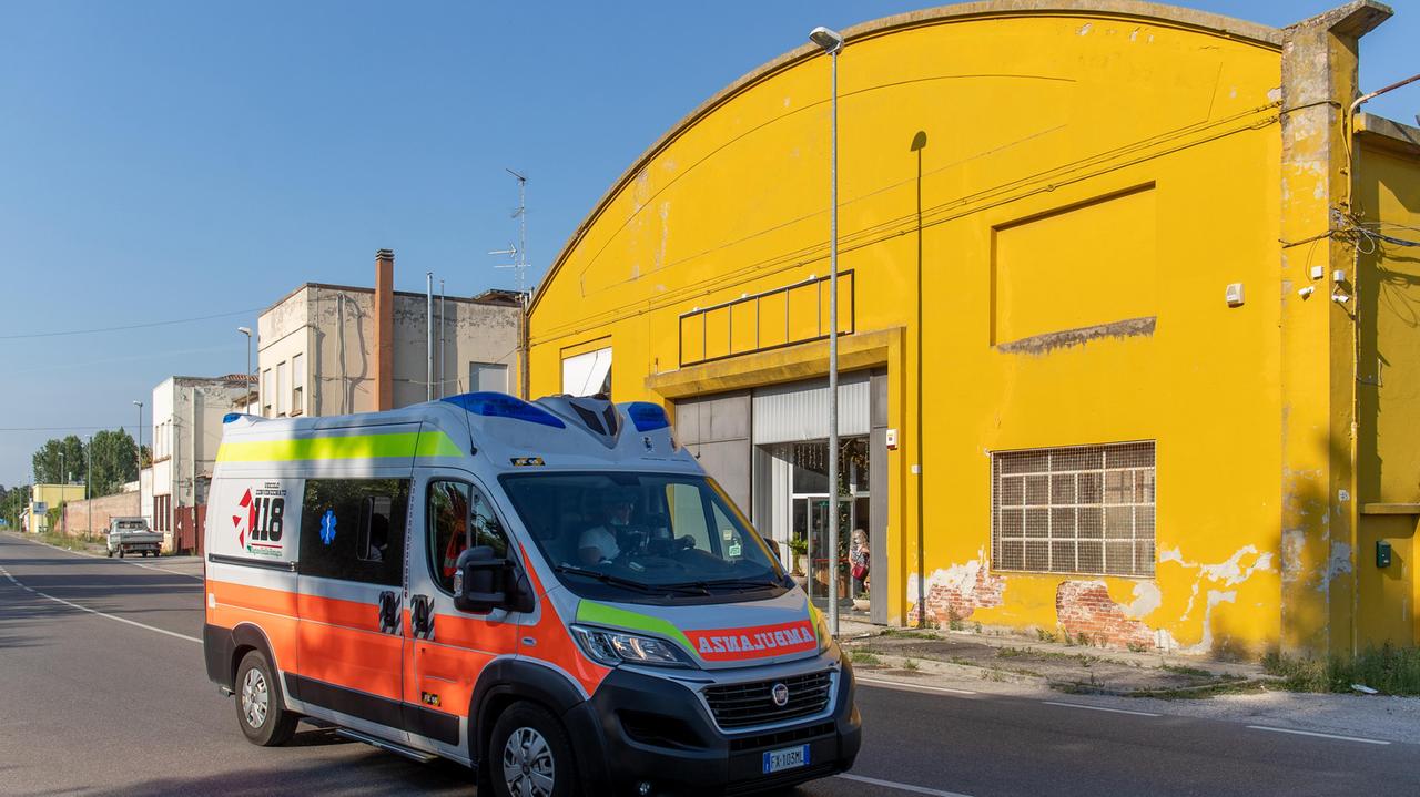 Ferrara, pedone investito in via del Lavoro: è grave