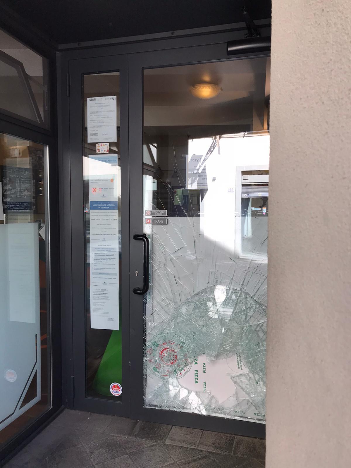 Il vetro spaccato al Crazy Pizza di via del Serraglio