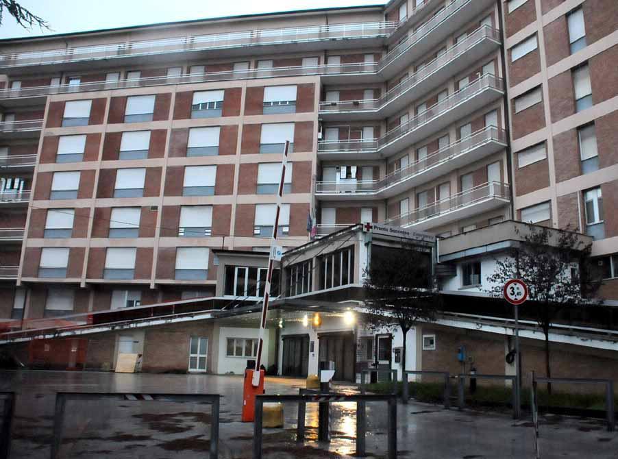 Focolaio di Carrara, c’è un contagiato tra i contatti. E altre 25 persone finiscono in isolamento 