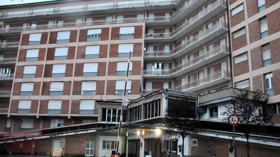 Focolaio di Carrara, c’è un contagiato tra i contatti. E altre 25 persone finiscono in isolamento