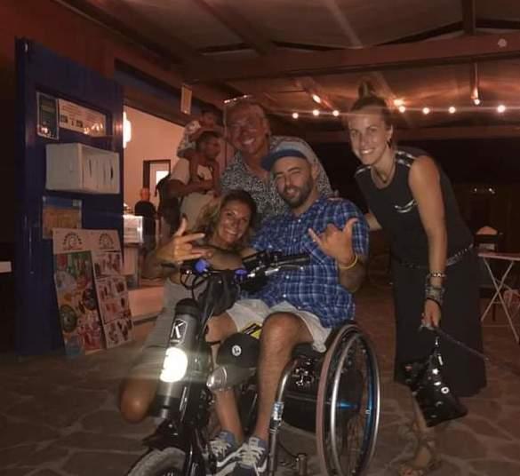 Una delle foto della serata con l’assistente capo della polizia di frontiera marittima di Livorno, Gianluca Citi, insieme alla moglie Elisabetta Soldani (a sinistra), al campione europeo di adaptive surf Massimiliano Mattei e alla compagna