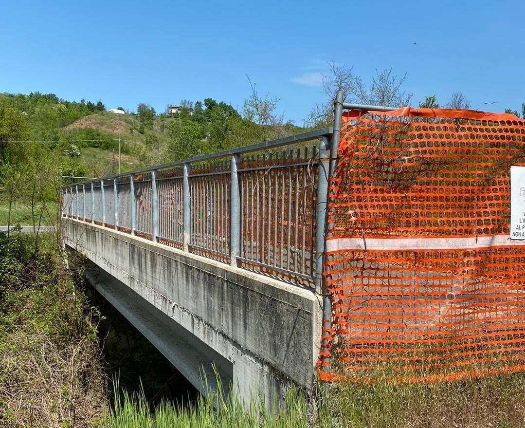 A Serramazzoni il ponte nuovo di zecca è chiuso da 15 anni 