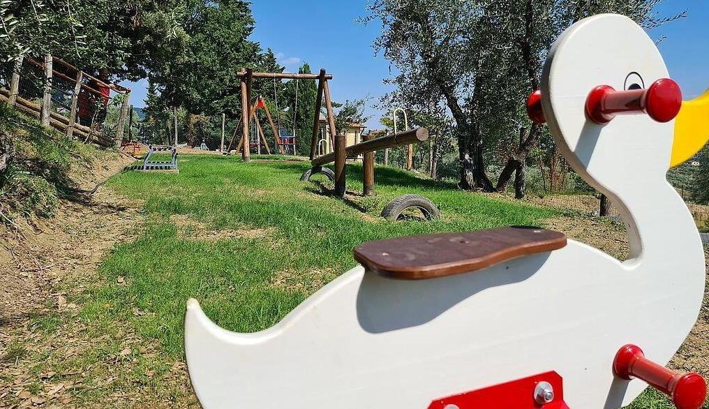 Il nuovo parco giochi con le panchine simbolo dei diritti