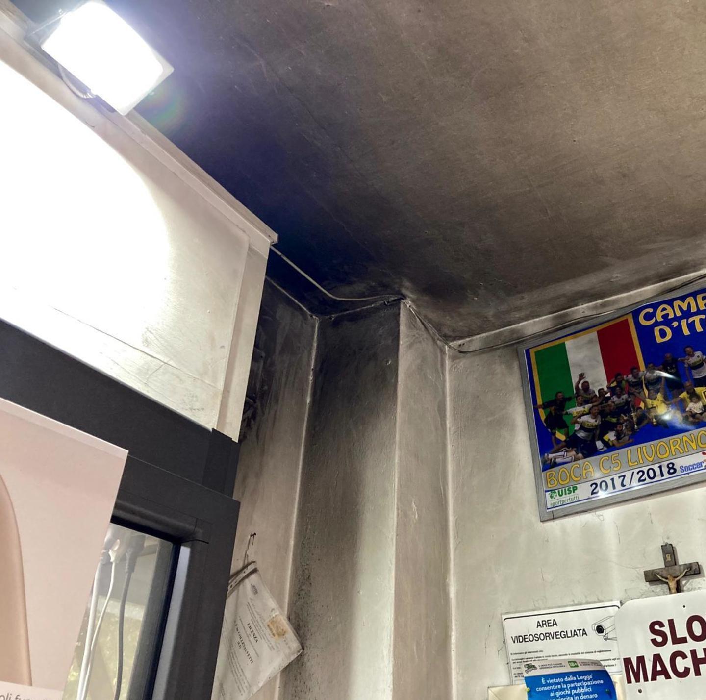 Con una tanica di benzina da cinque litri dà fuoco e devasta la tabaccheria di Stagno 