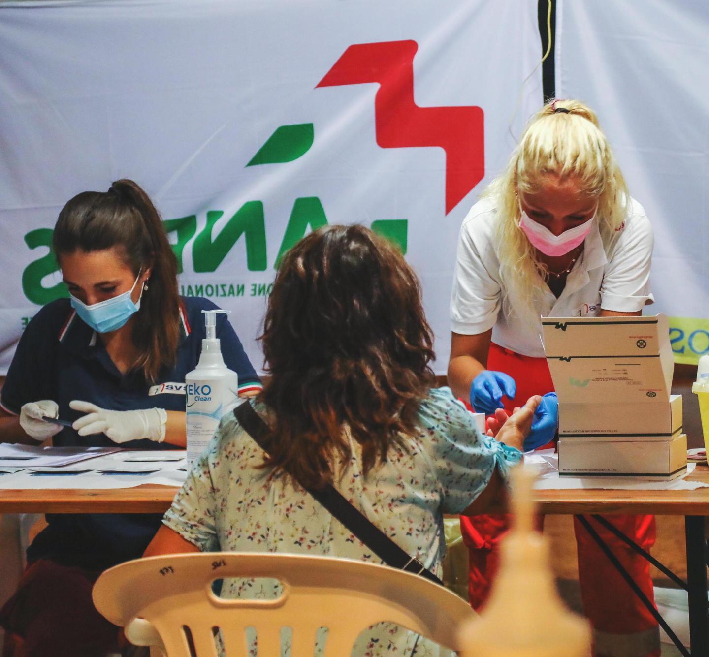 Impennata di casi in Toscana l’età media scende a 32 anni