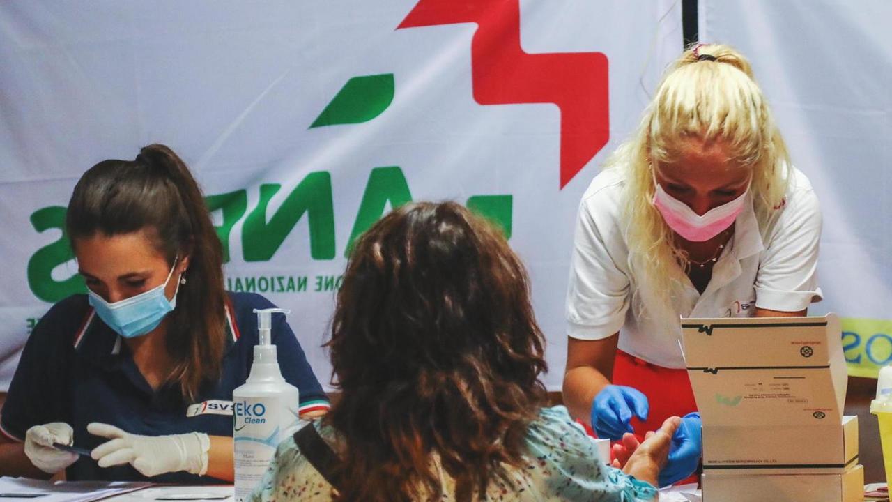 Impennata di casi in Toscana l’età media scende a 32 anni