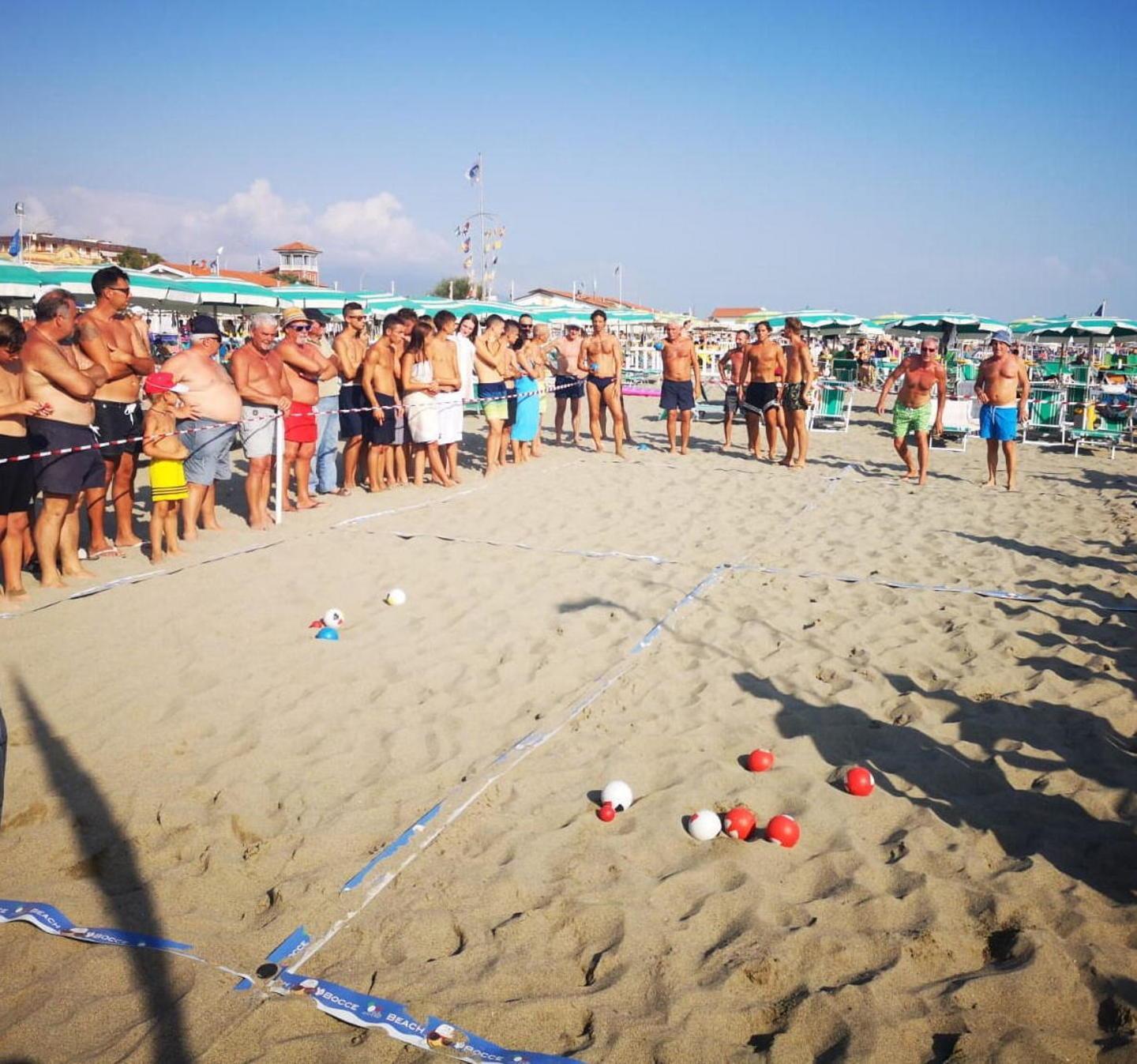 Si gioca a bocce sulla spiaggia Il tour fa tappa a Marina di Grosseto 