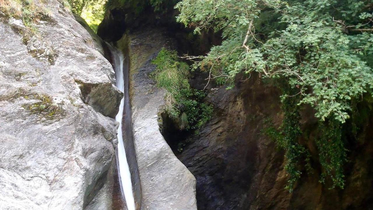 Paura per un sedicenne dopo un volo di 5 metri
