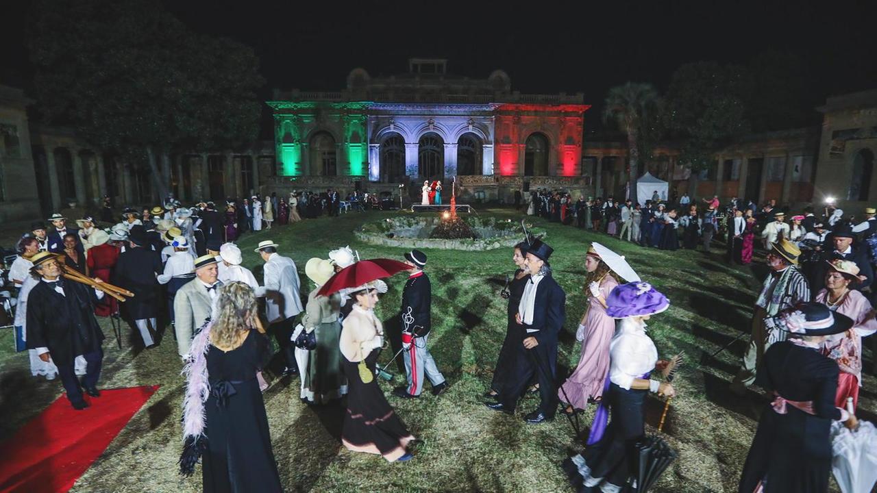 Cappellini e bombette, tra balli e inchini: il ritorno ai tempi d’oro delle Terme del Corallo