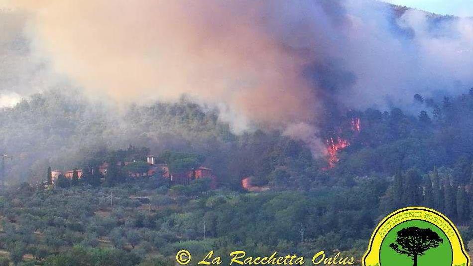 Inferno di fuoco nel bosco di Bagnolo: ventuno squadre in azione da sei giorni