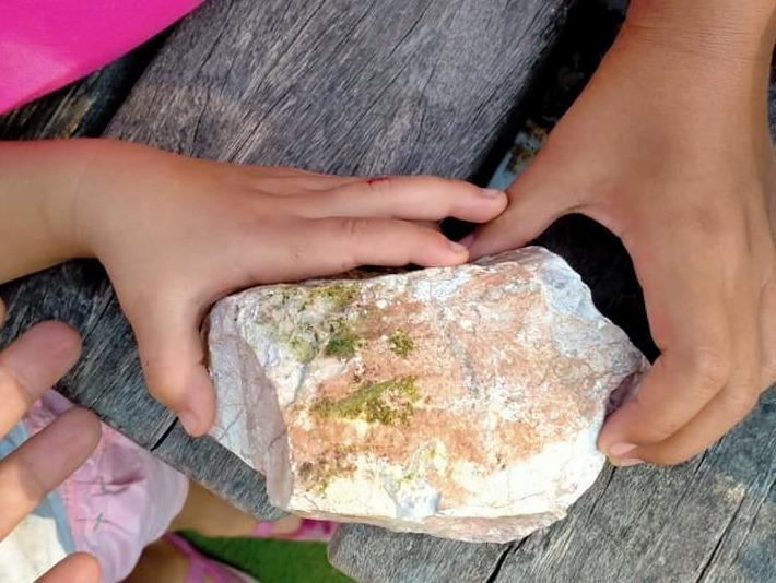 Paura al parco giochi in città per un sasso lanciato dalle Mura 