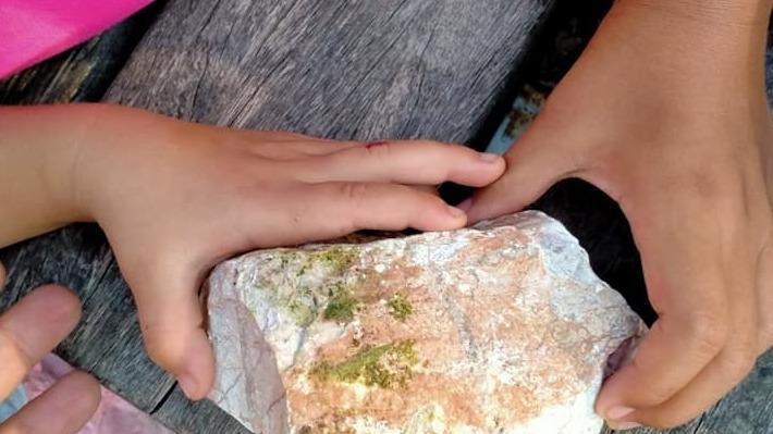 Paura al parco giochi in città per un sasso lanciato dalle Mura