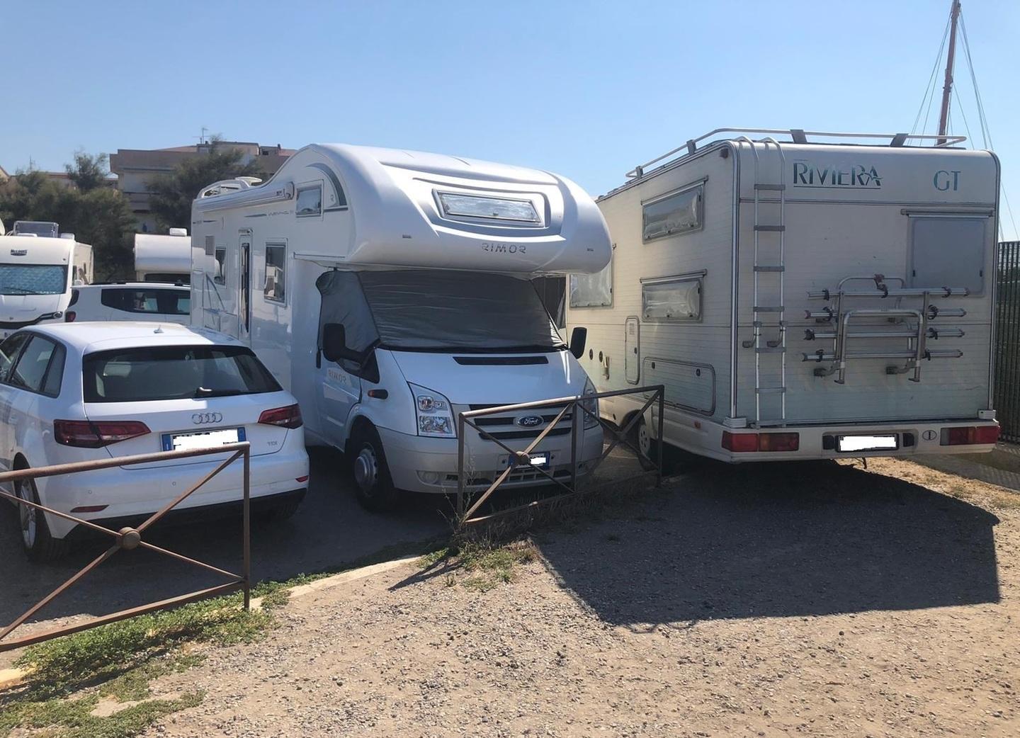 Decine di camper nei parcheggi a mare di Rosignano e Castiglioncello: «Mancano aree di sosta attrezzate» 