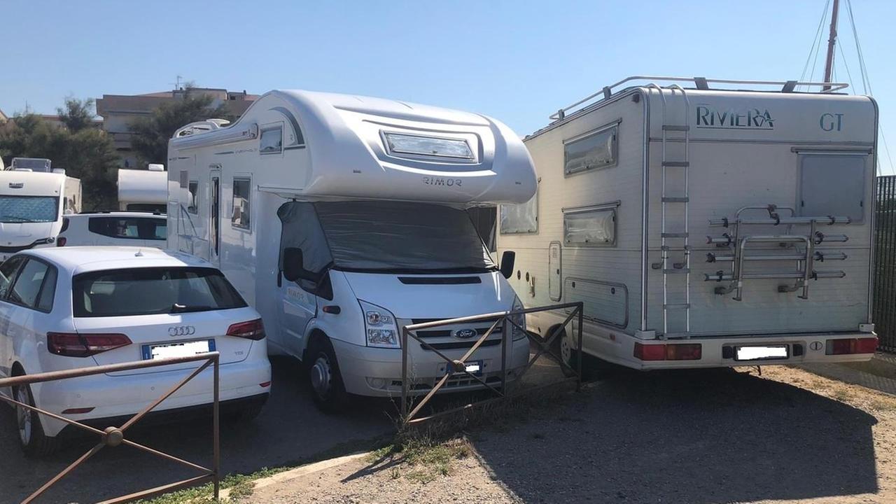 Decine di camper nei parcheggi a mare di Rosignano e Castiglioncello: «Mancano aree di sosta attrezzate»