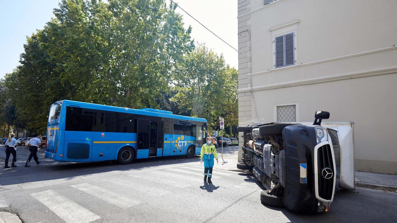 Lo scontro fra un pullman e un camion all'incrocio tra piazza Matteotti e via Mazzini a Empoli (foto Carlo Sestini)