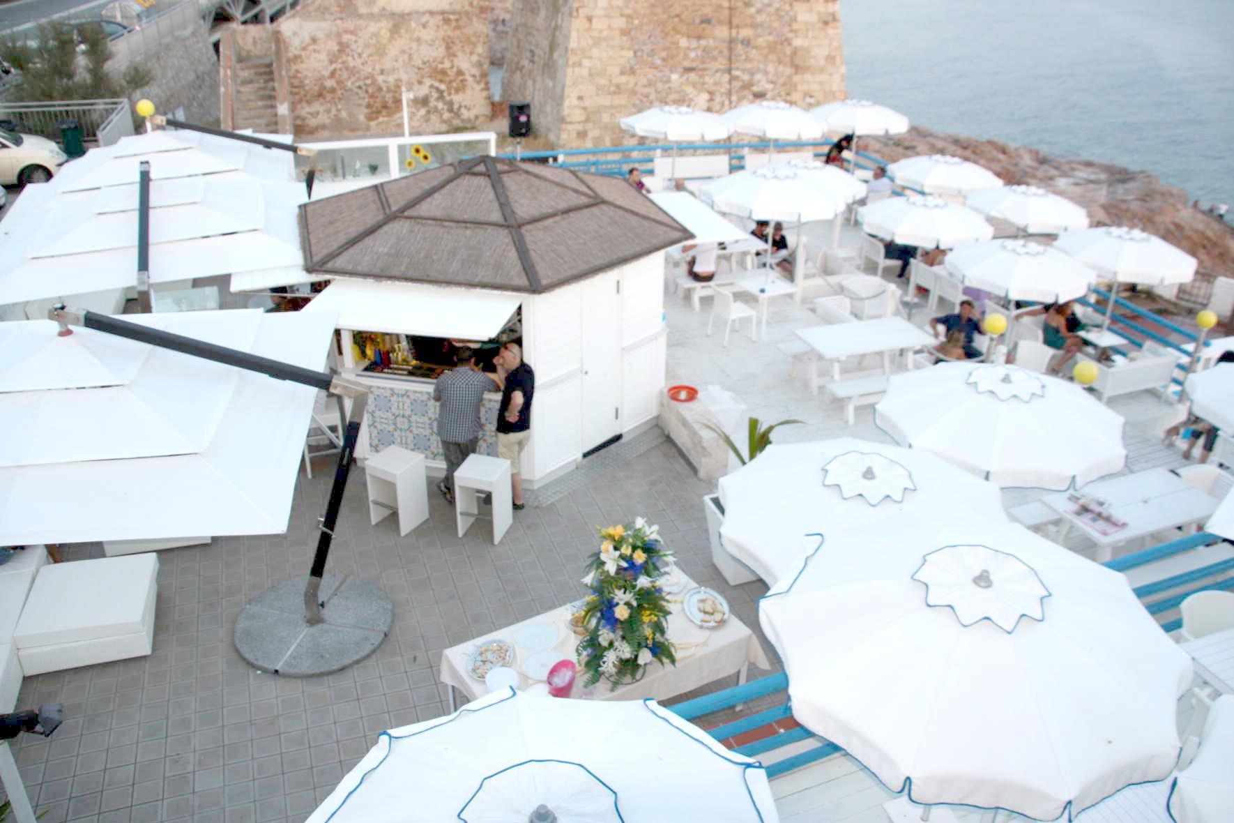 Una parte della terrazza del locale "Precisamente a Calafuria" (foto Marzi)