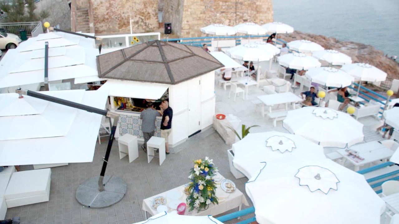 Una parte della terrazza del locale "Precisamente a Calafuria" (foto Marzi)