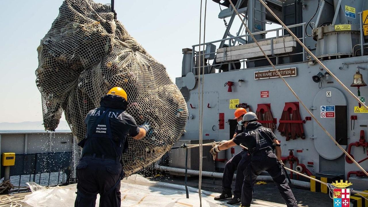 Microplastiche, salgono a sei le ecoballe recuperate in mare