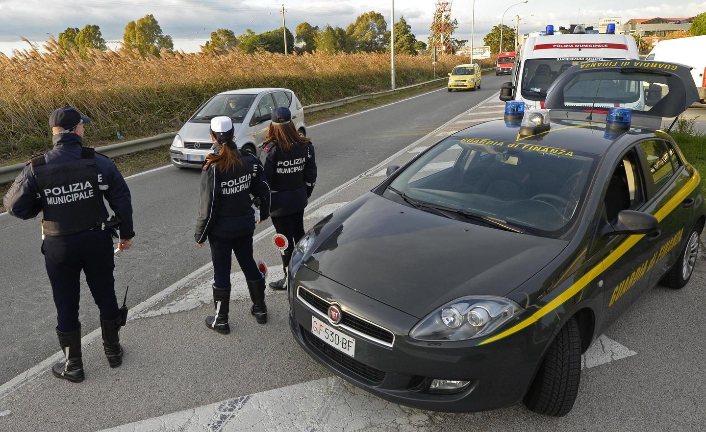 In fila al parco dagli spacciatori: vendevano una dose al minuto 
