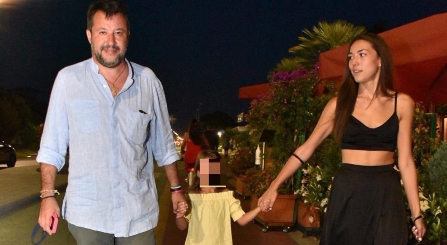 Salvini e la fidanzata sul lungomare di Forte 