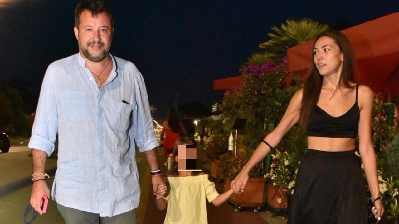 Salvini e la fidanzata sul lungomare di Forte
