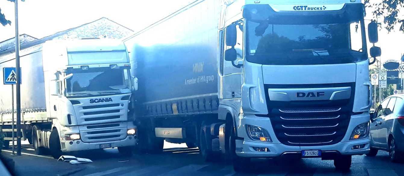 Scontro tra due tir in via Civitali traffico in tilt