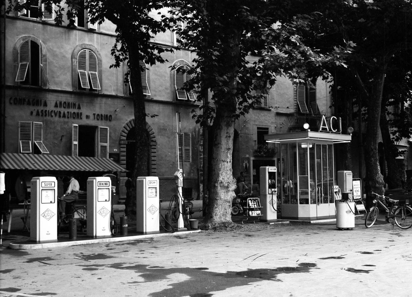 Domani la foto del distributore in piazza Grande 