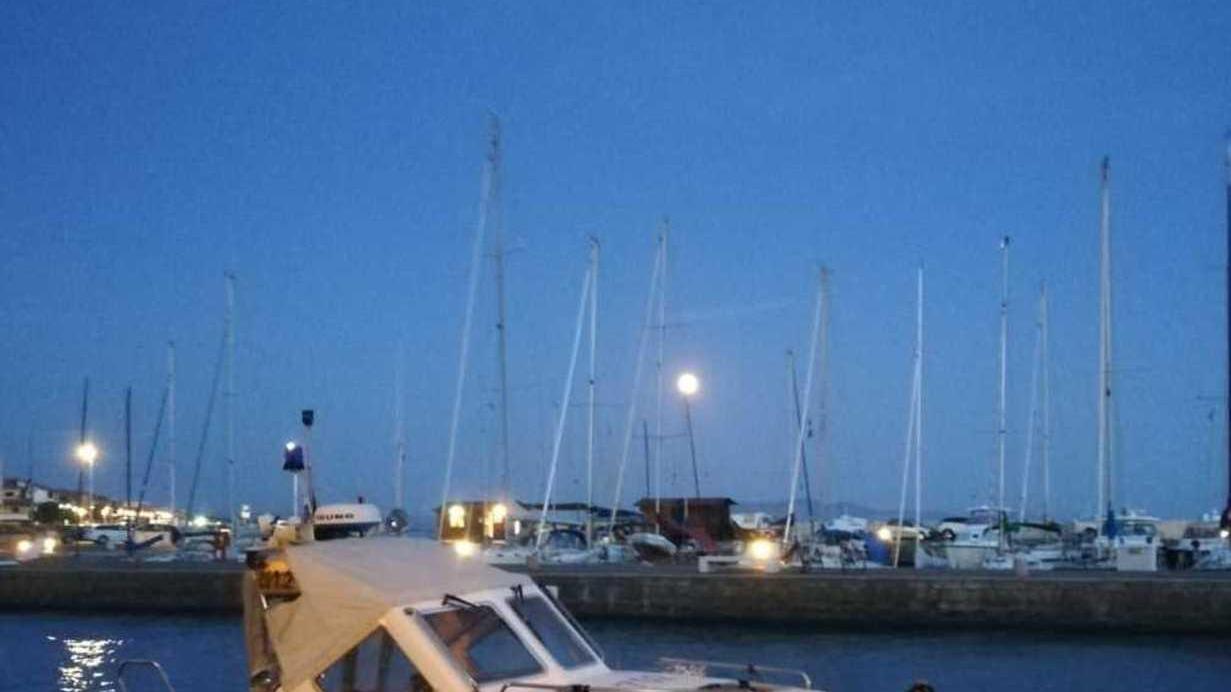 Barca affonda al largo la guardia costiera porta in salvo 6 persone