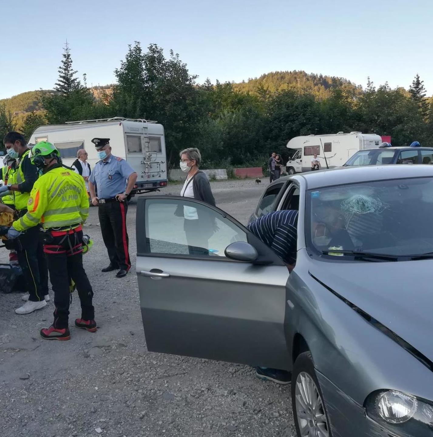 Con l’auto contro un palo Feriti marito e moglie: lei soccorsa col Pegaso