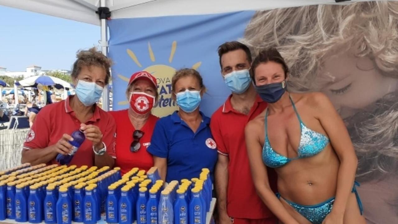 Grazie alla cena benefica ora il Bagno della polizia raddoppia la sedia “job” e la pedana per i disabili