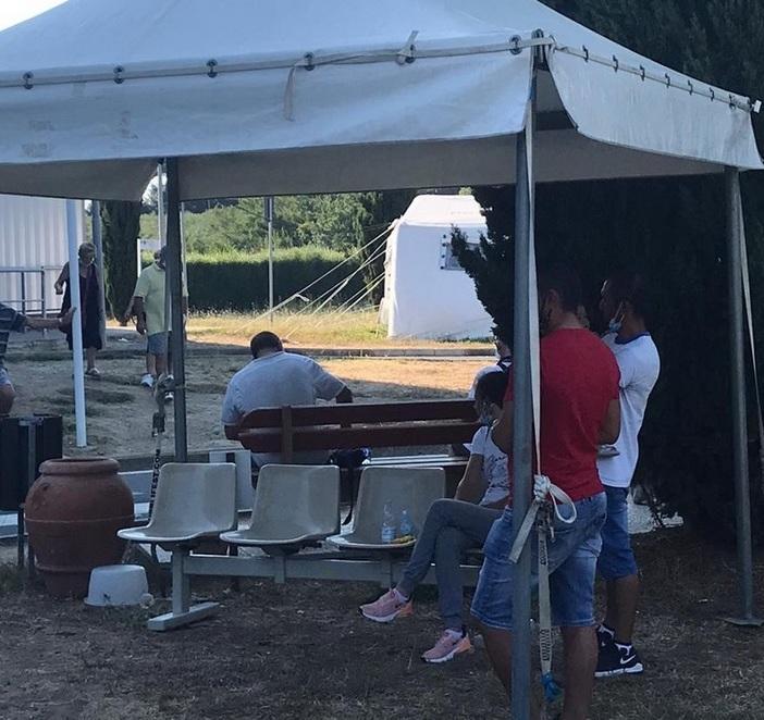 «Tra pochi giorni arriveranno le nuove sedie per il gazebo» 